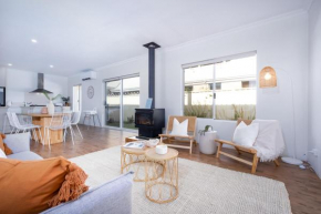Fairway Retreat - Relax in style! 5 minutes to the sandy coves of Geographe Bay, Dunsborough